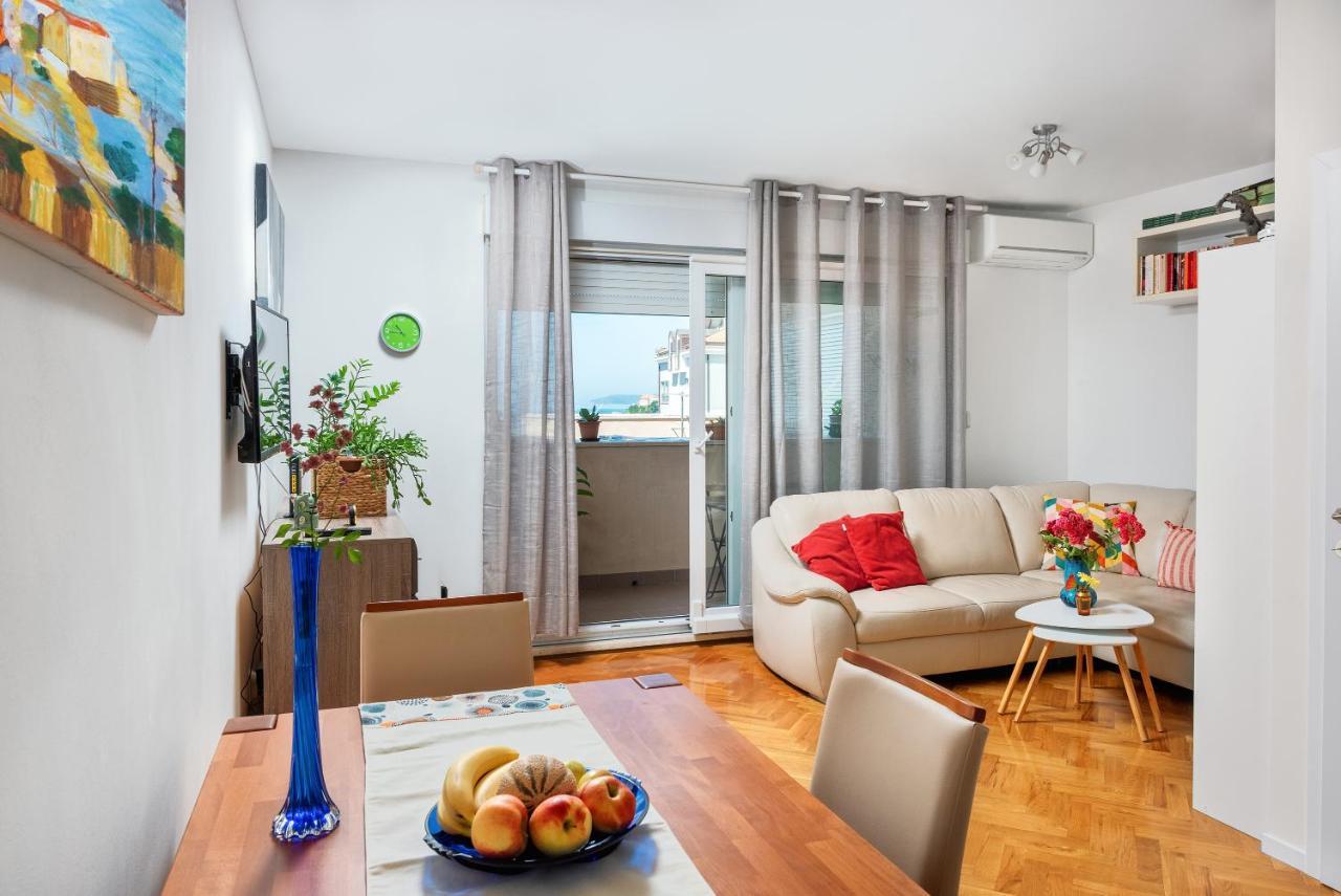 Apartment Marija's Seaside Retreat: Cozy Balcony & Garage *