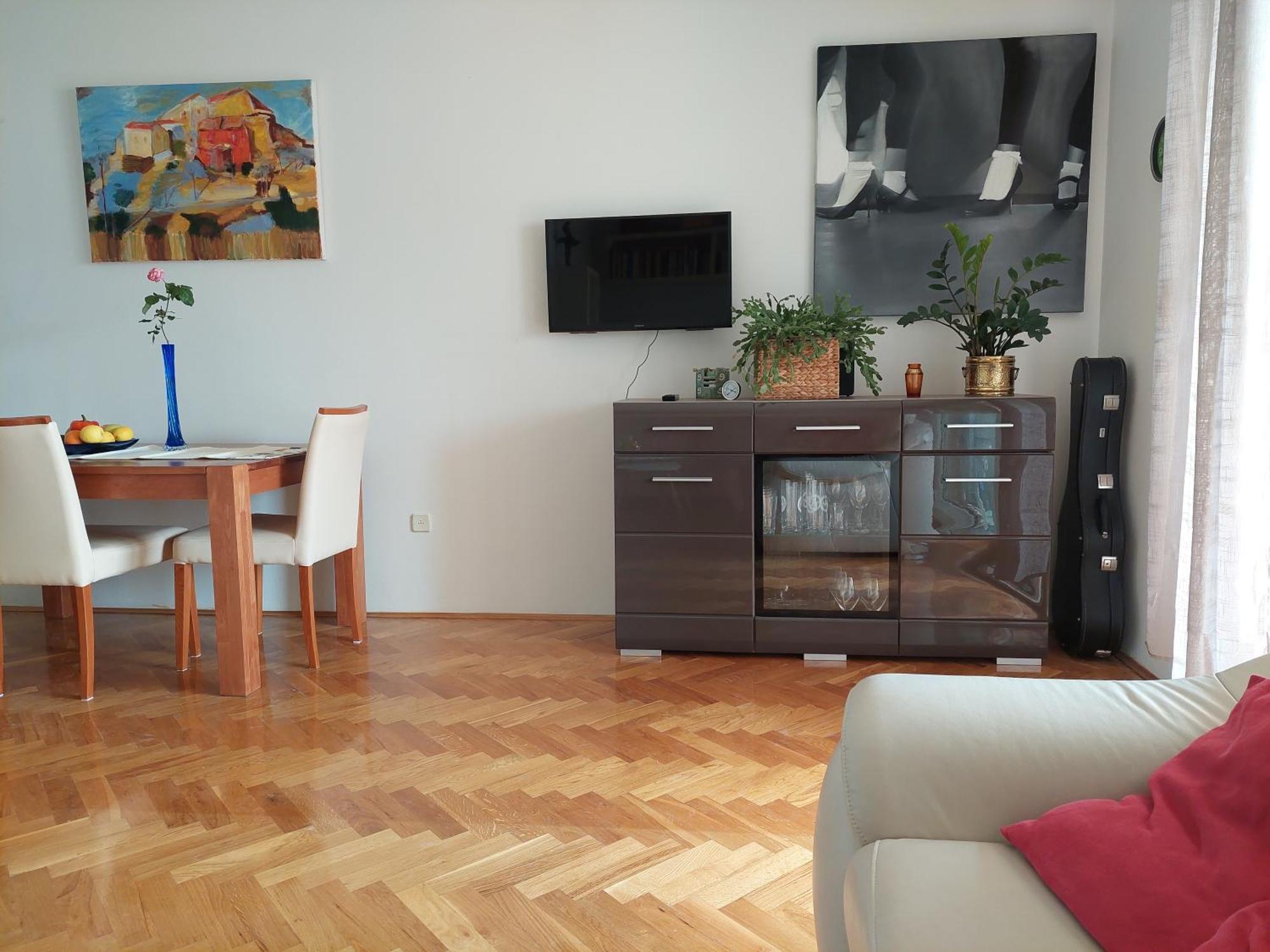 Apartment Marija's Seaside Retreat: Cozy Balcony & Garage