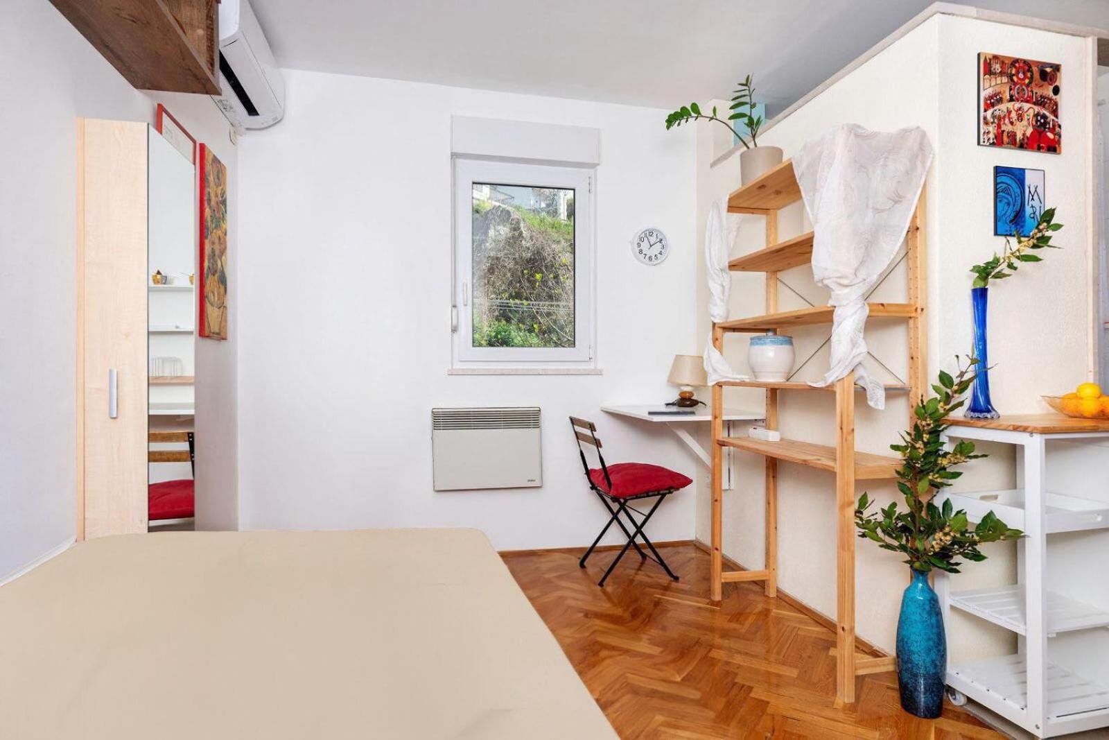 Marija's Seaside Retreat: Cozy Balcony & Garage Apartmán Podstrana
